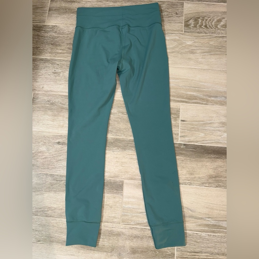 Vuori Daily Leggings-PLEASE SEE MEASUREMENTS. - Picture 4 of 10